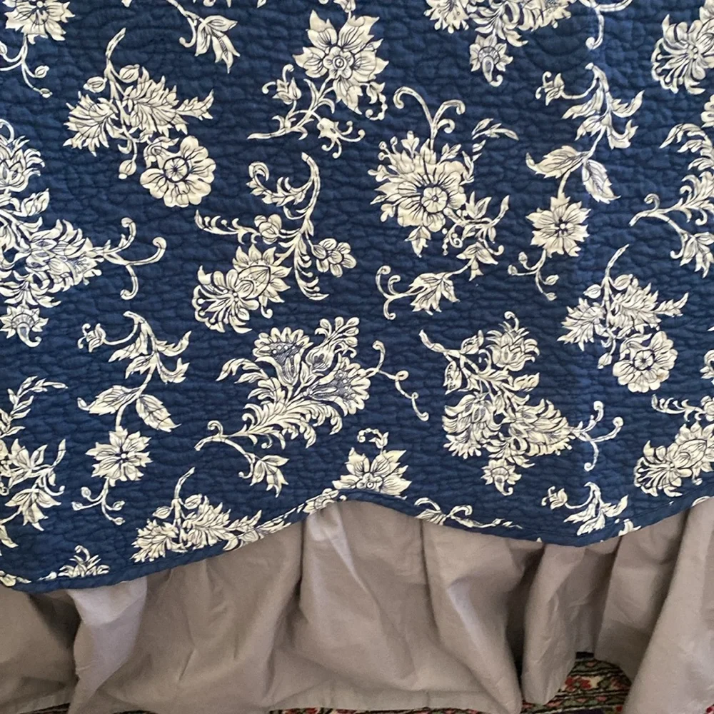 In excellent condition 2 sided quilt and dust ruffle size queen bed cover.